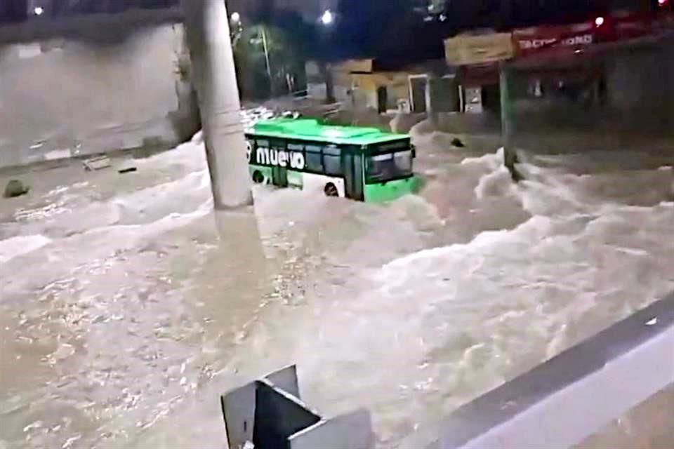 Deja aguacero anoche al menos dos muertes, autos varados y calles inundadas.