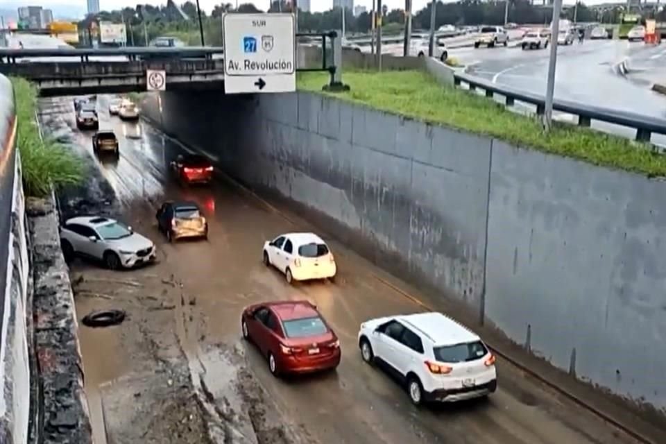 En Monterrey, en la Avenida Constitución, la calle amaneció enlodada y con un vehículo abandonado.