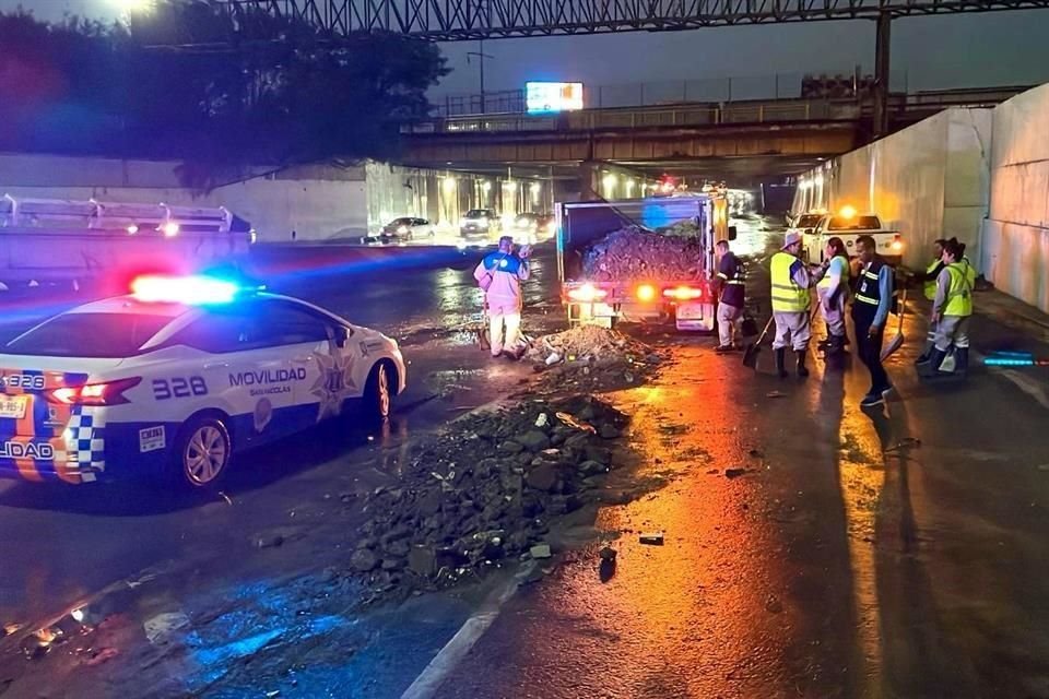 Personal de Servicios Públicos del municipio de San Nicolás realizó labores de limpieza en el puente de Fidel Velázquez y Barragán.