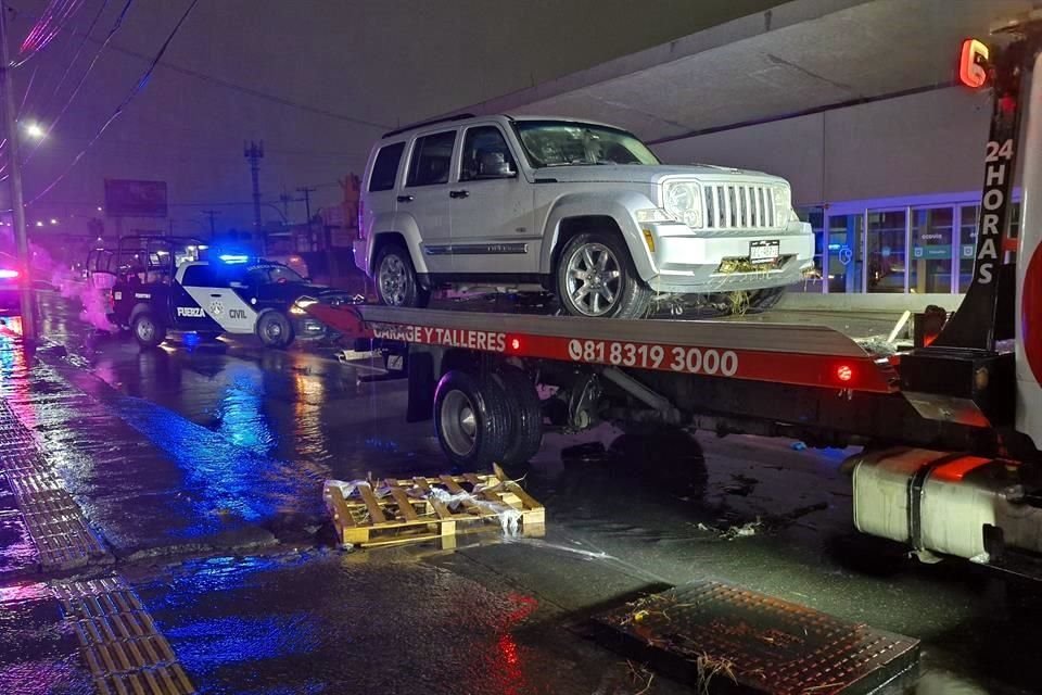 La camioneta en la que quedó el cuerpo del hombre, en la Avenida Lincoln, fue retirada del lugar en una grúa.