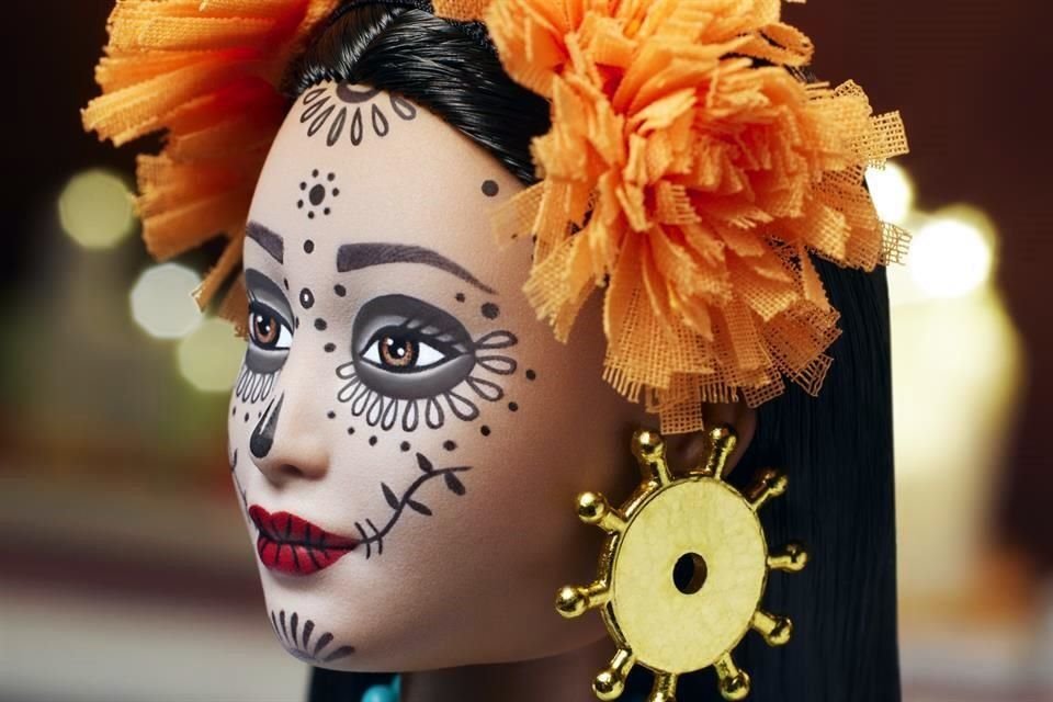 Cada uno de los detalles del maquillaje de catrina está hecho a mano y el proceso del peinado fue crucial para lograr el toque único mexicano.