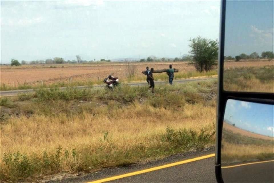 Alrededor del mediodía, hombres con armas largas secuestraron camiones repartidores en la autopista Culiacán-Mazatlán y los atravesaron a la altura del kilómetro 141.