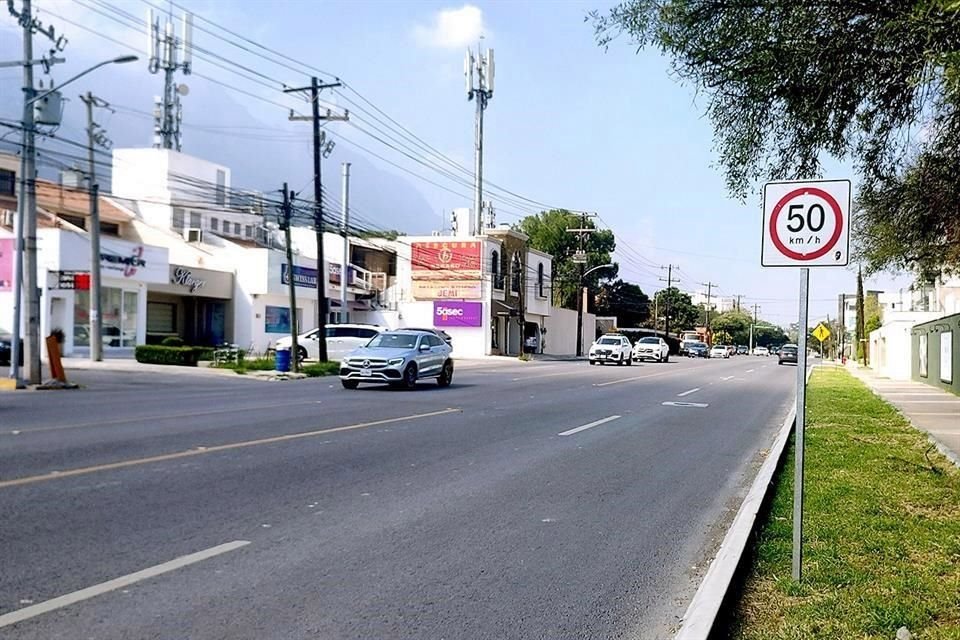 El límite de velocidad actual en todo el Municipio es de 50 kilómetros por hora. Mauricio Fernández propuso incrementarlo a 70 en Morones Prieto y Alfonso Reyes.