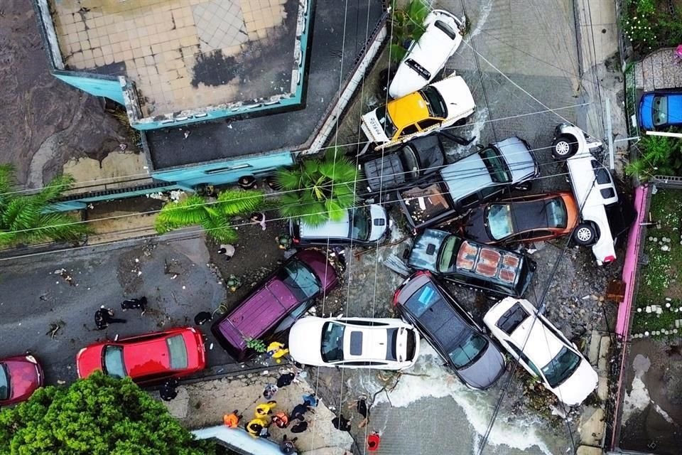 Los 13 vehículos fueron arrastrados hasta la calle Juárez, donde se amontonaron y formaron un dique que retuvo piedra, lodo y basura.