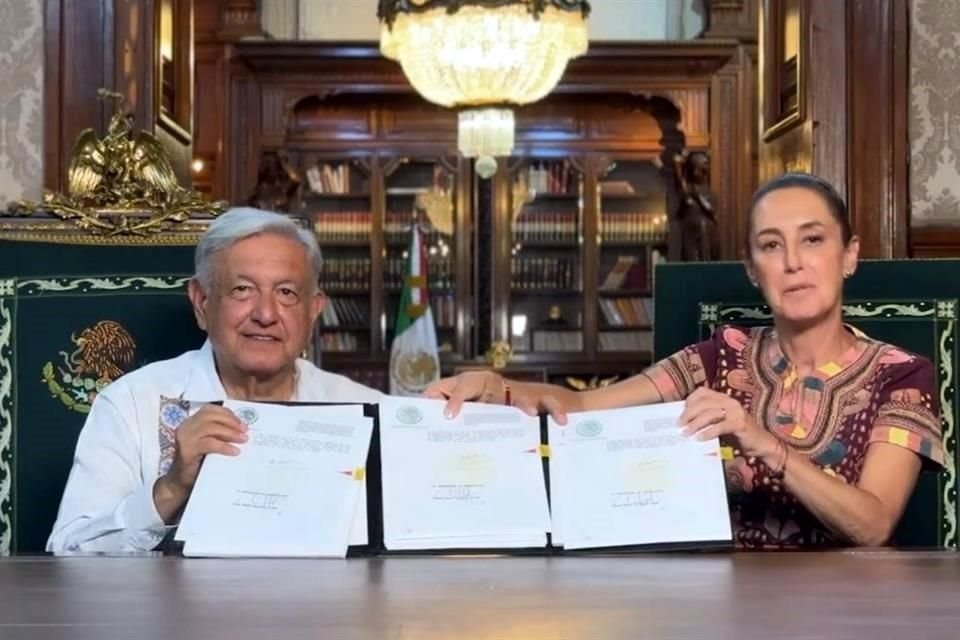 El ex presidente López Obrador, acompañado de la Presidenta Claudia Sheinbaum, firmó el pasado 15 de septiembre el decreto para la publicación de la reforma judicial en el DOF.