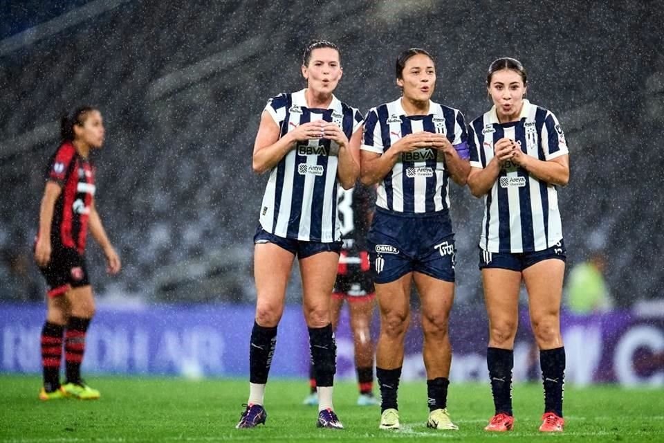 Rebeca Bernal (centro) celebra su gol que redondeó la victoria 3-0 para el Monterrey Femenil.