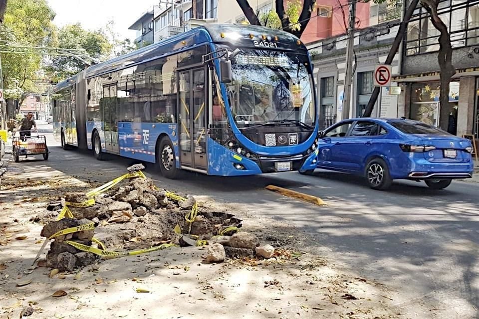 ZANJA PROFUNDA. Para sortear el megabache, el Trolebús debe invadir el carril vehicular y avanzar en sentido contrario.