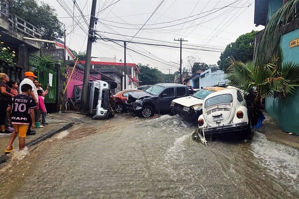 Los 13 vehículos fueron arrastrados hasta la calle Juárez, donde se amontonaron y formaron un dique que retuvo piedra, lodo y basura.