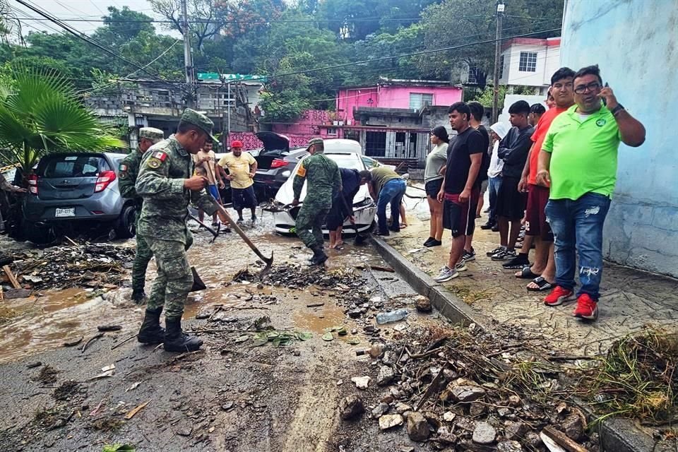 Los 13 vehículos fueron arrastrados hasta la calle Juárez, donde se amontonaron y formaron un dique que retuvo piedra, lodo y basura.