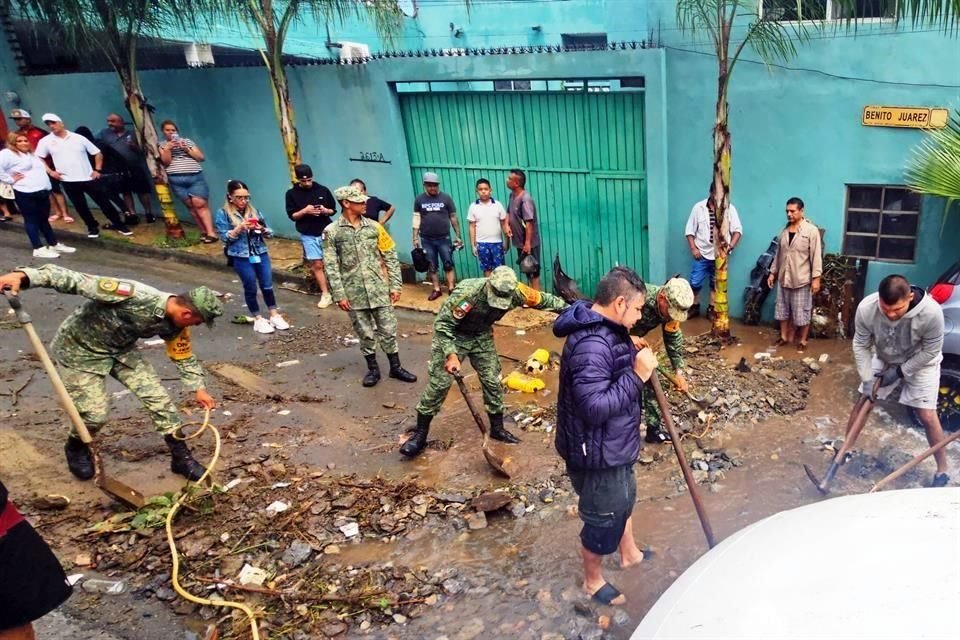 Los 13 vehículos fueron arrastrados hasta la calle Juárez, donde se amontonaron y formaron un dique que retuvo piedra, lodo y basura.