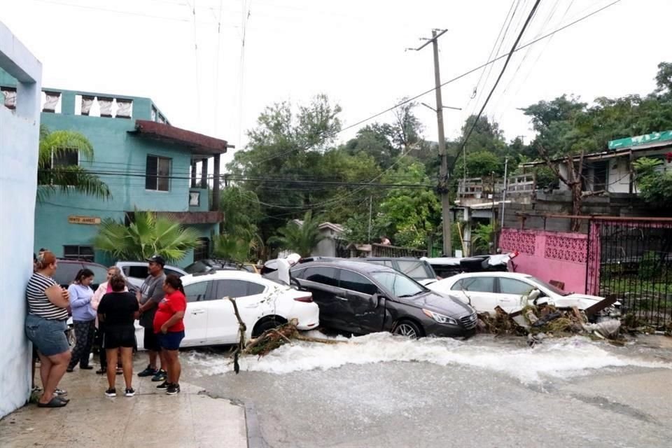 Los 13 vehículos fueron arrastrados hasta la calle Juárez, donde se amontonaron y formaron un dique que retuvo piedra, lodo y basura.