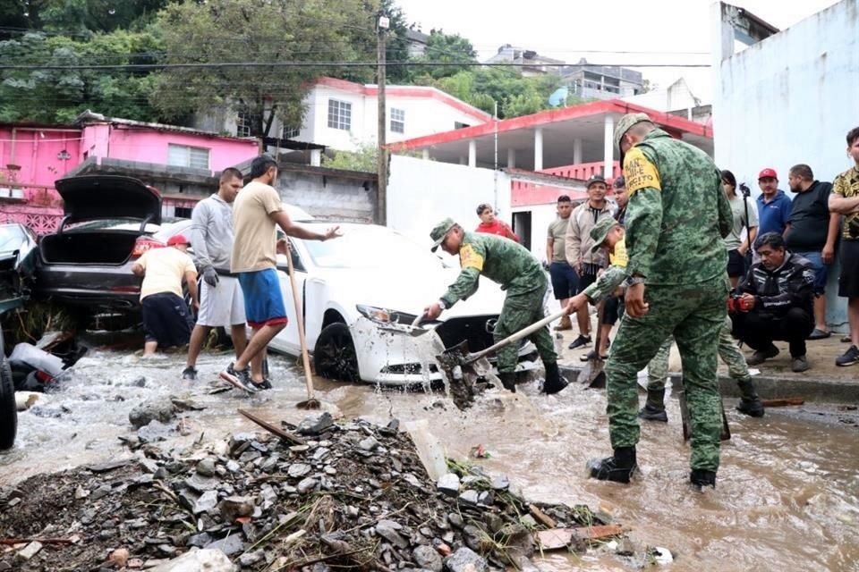 Los 13 vehículos fueron arrastrados hasta la calle Juárez, donde se amontonaron y formaron un dique que retuvo piedra, lodo y basura.