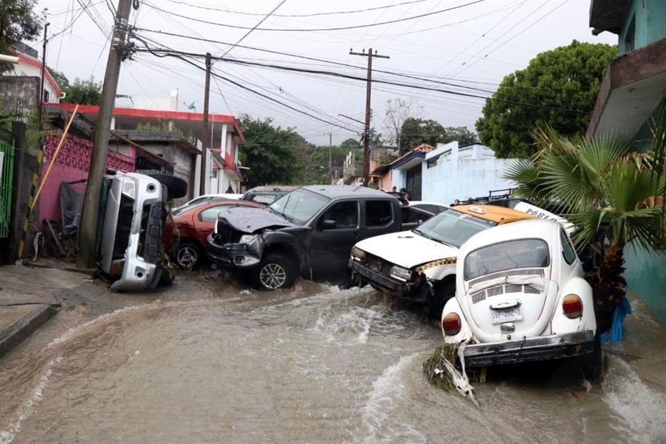 Los 13 vehículos fueron arrastrados hasta la calle Juárez, donde se amontonaron y formaron un dique que retuvo piedra, lodo y basura.