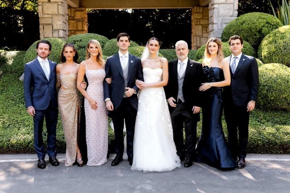 Rodrigo Gómez, Eugenia González Ballesteros, María Eugenia García Noriega de González Ballesteros, los novios, David González Ballesteros, Ivana González Ballesteros y Ernesto Medina