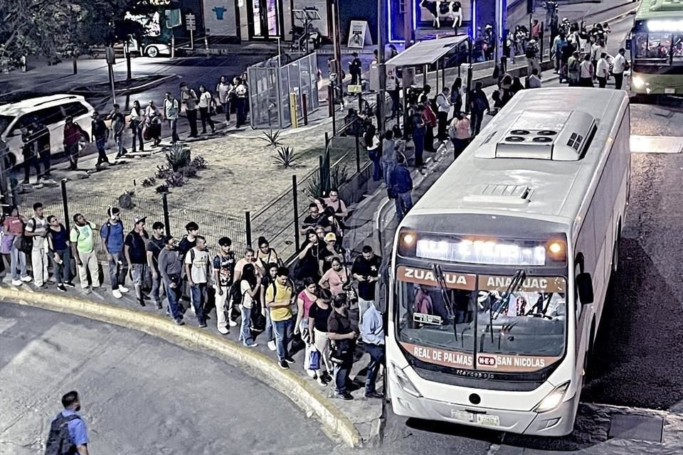 Usuarios del transporte público están cubriendo con sus bolsillos el alza implementada por el Gobierno estatal a los camiones, señaló el Consejo Cívico.