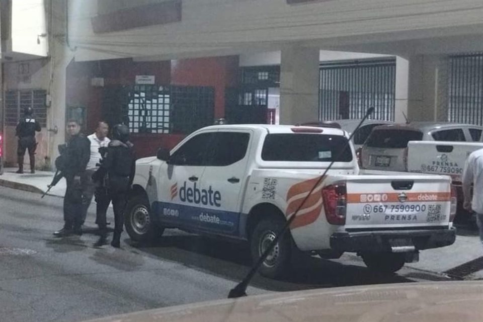 Hombres armados dispararon contra el edificio del diario El Debate de Culiacán, en Sinaloa, sin que se reporten personas heridas.