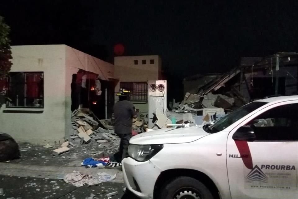 Una pareja y su hijo fueron reportados como lesionados.