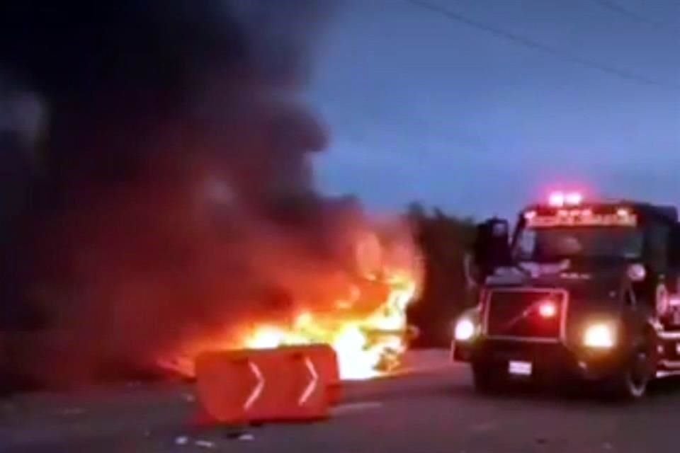 Durante el enfrentamiento, una Black Mamba volcó y se incendió sobre la Carretera Ciénega de Flores- Salinas Victoria.