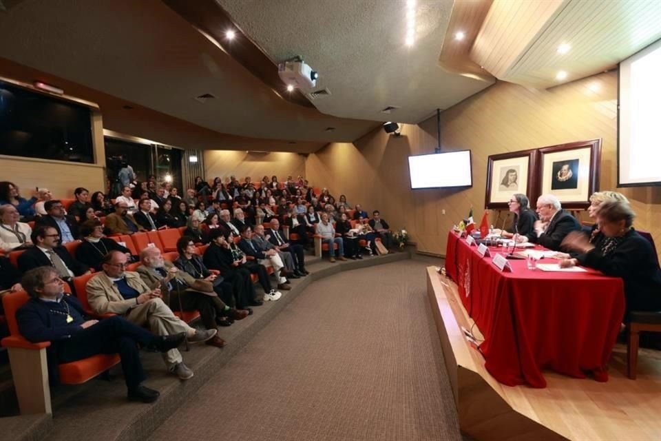 La más reciente integrante de la AML disertó sobre todo aquello que puede aprenderse de las erratas surgidas en los procesos de edición en México.