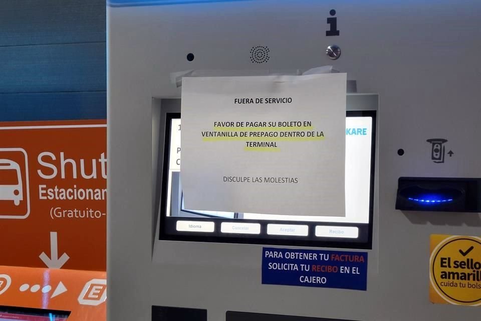 Las tres terminales del Aeropuerto Internacional de Monterrey registran desde el martes fallas en sus pantallas y en el sistema de pago del estacionamiento.