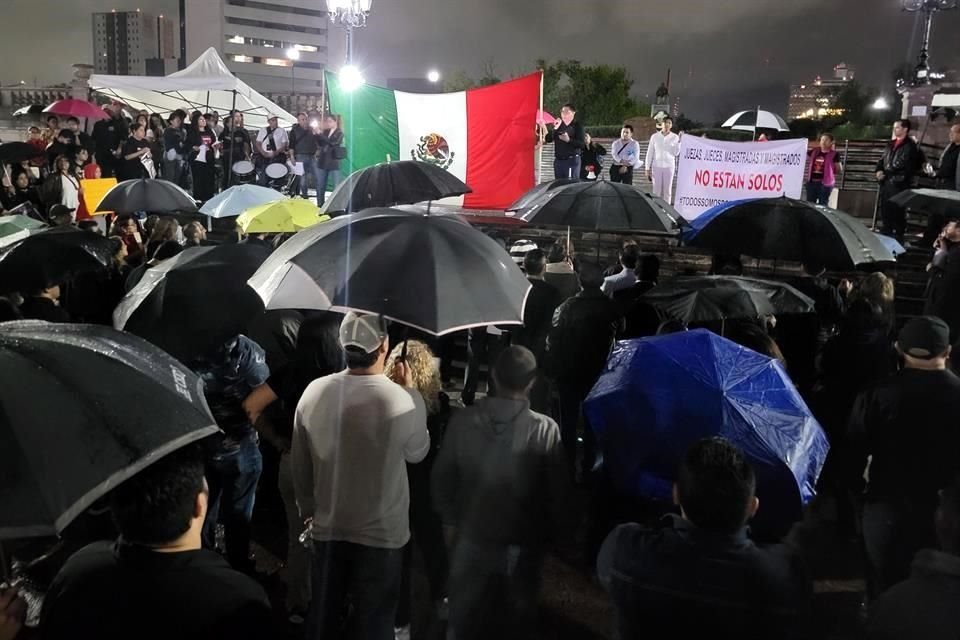 Trabajadores del PJF se movilizan en el Centro de Monterrey para protestar contra la tómbola en el Senado.