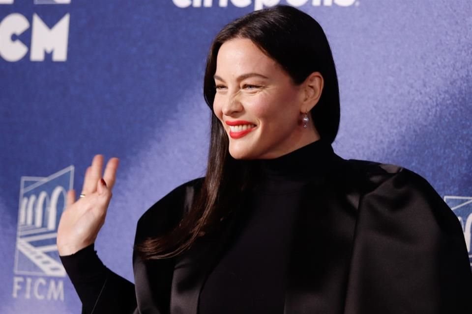 Liv Tyler optó por un look completamente negro para su paso por la alfombra.