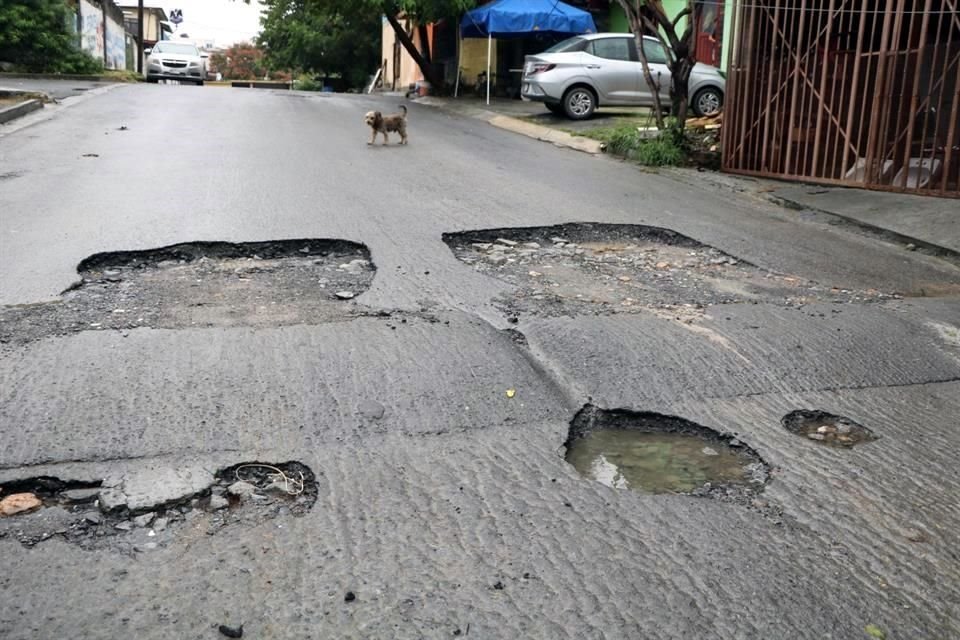 Tras el paso del agua se formaron grandes baches en las calles.