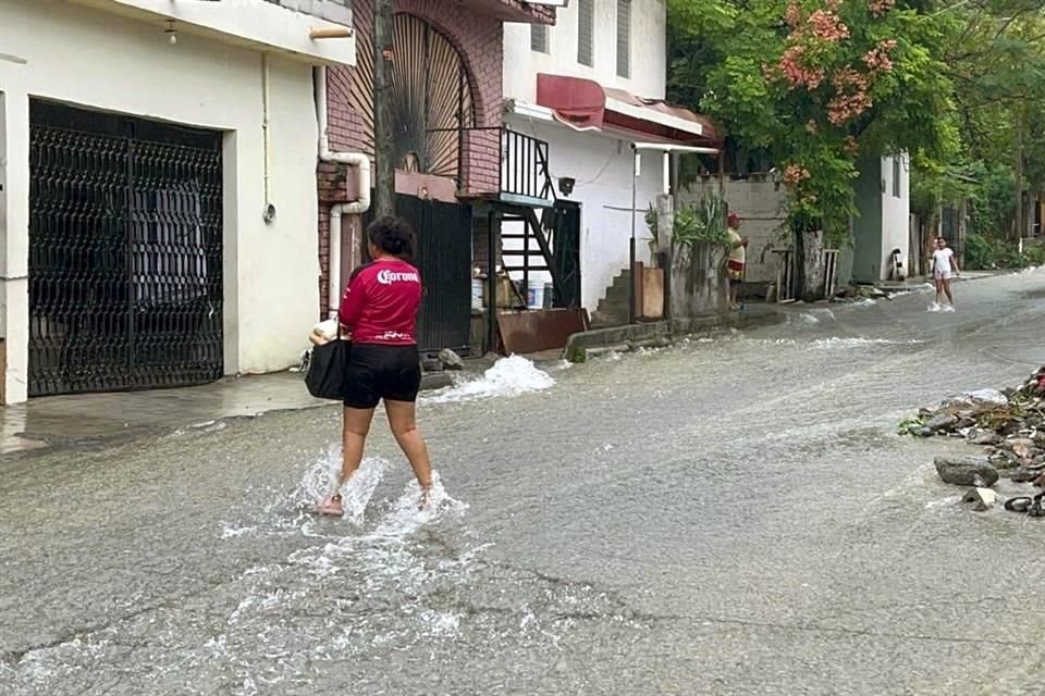 La corriente seguía bajando por la calle López Portillo.