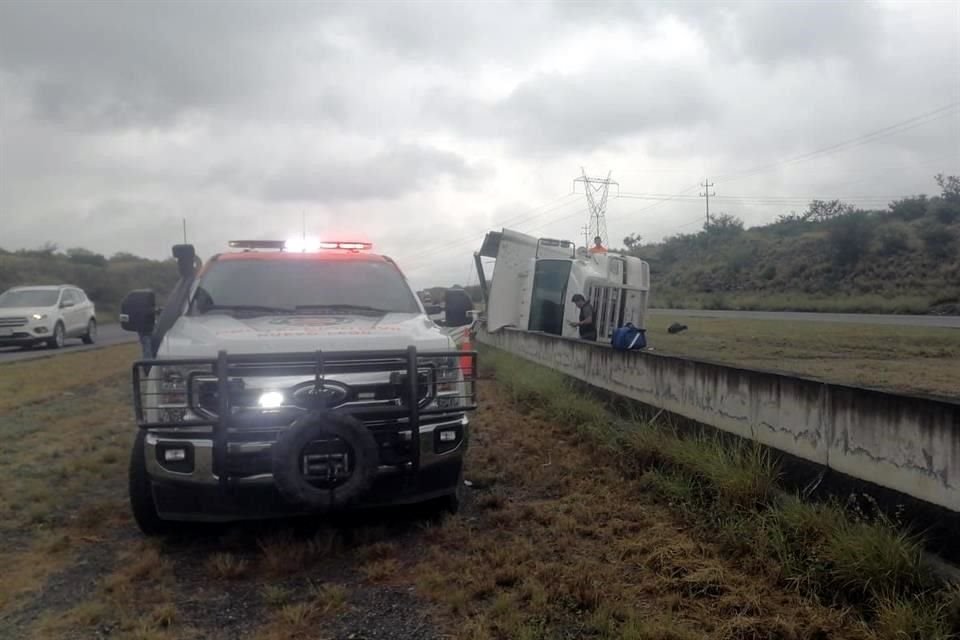 Otra volcadura se reportó antes de las 11:00 horas en la Autopista al Aeropuerto sin que se afectara la vialidad.