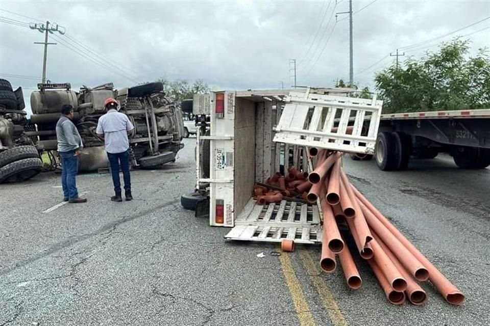 De acuerdo con las autoridades de Salinas Victoria, el accidente se registró en el kilómetro 6 de dicha carretera Salinas Victoria-Ciénega de Flores.