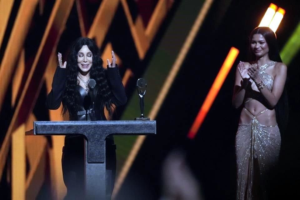 Cher también hablamos durante la 39 ceremonia anual de incorporación al Salón de la Fama del Rock & Roll  y recibió una ovación.