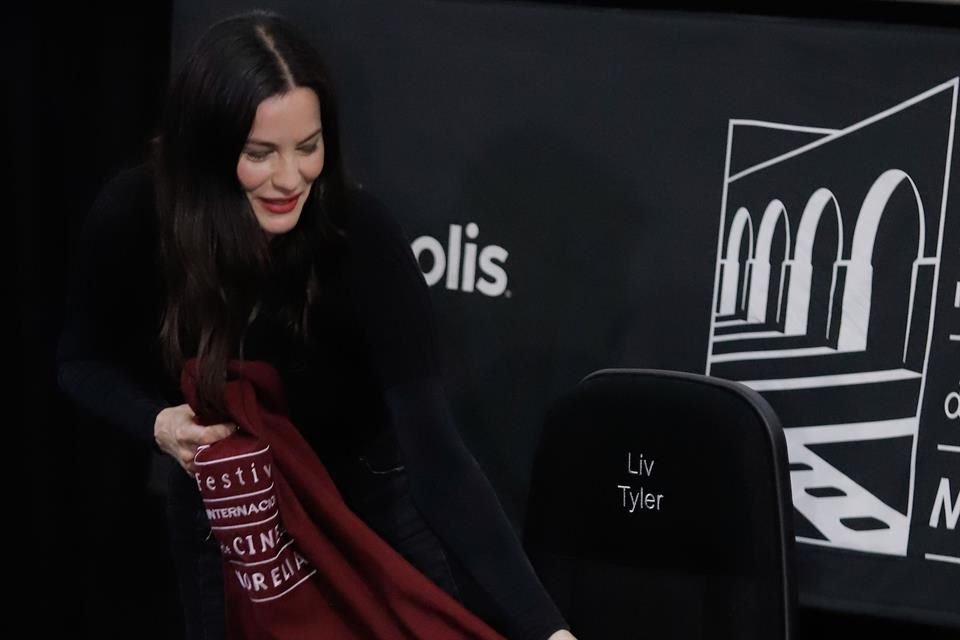 Liv Tyler presentó '¿Quién Mató a Cookie?' en el FICM, recordando su experiencia en el rodaje y develando su butaca con su nombre.