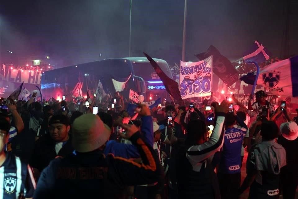 El acostumbrado recibimiento a Rayados, por parte de sus seguidores, en la proximidades del Estadio Monterrey.