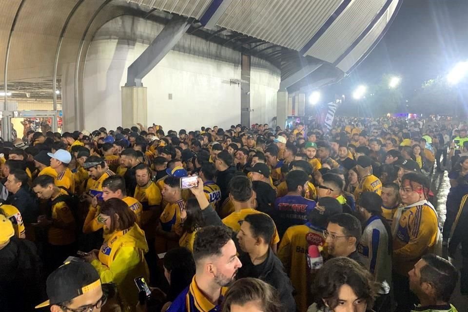 Miles de seguidores de Tigres se dieron cita a la cancha del Monterrey, para apoyar a su equipo.