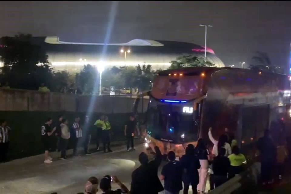 El autobús que transportó a los felinos ingresó al recinto sin inconvenientes.