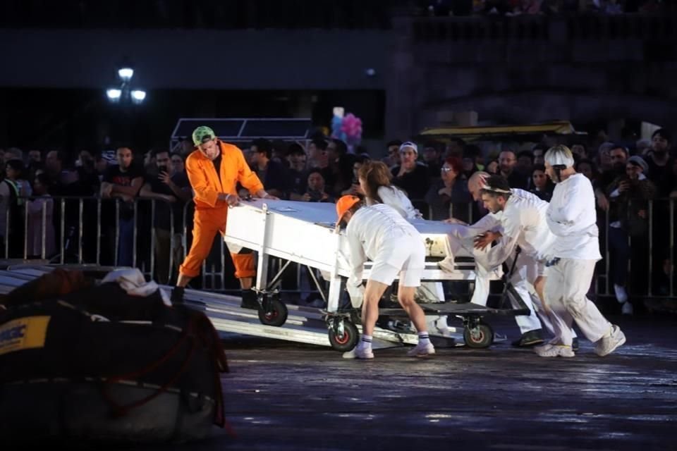 El show toma forma: un grupo de siete personas, la mayoría con camisa de fuerza, intenta huir por los aires del 'hospital psiquiátrico' donde están recluidos. 