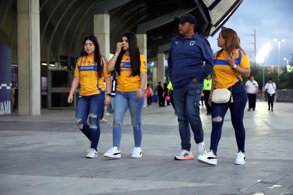 Un Clásico muy familiar... Familias integradas por fans de Tigres y Rayados, fueron muy comunes en el Estadio del Monterrey.