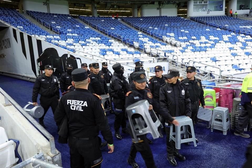 Elementos de seguridad ocupan sus posiciones alrededor de la cancha del estadio del Monterrey.