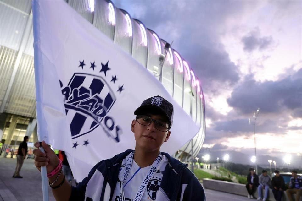 Un seguidor de Rayados porta su bandera de ilusión.