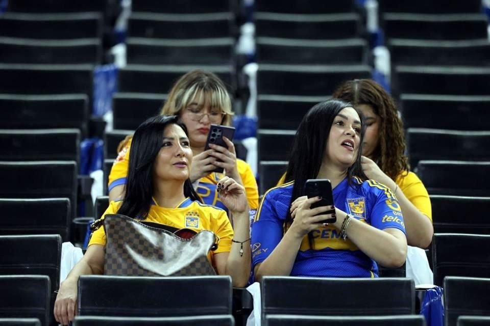 Aficionadas de Tigres pusieron su pasión felina en el Estadio Monterrey.