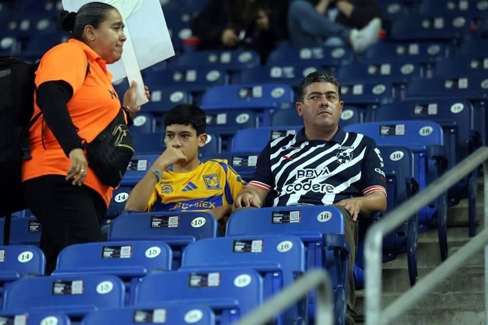 Desde antes de arranque del partido, ya se sentía la tensión en las tribunas.