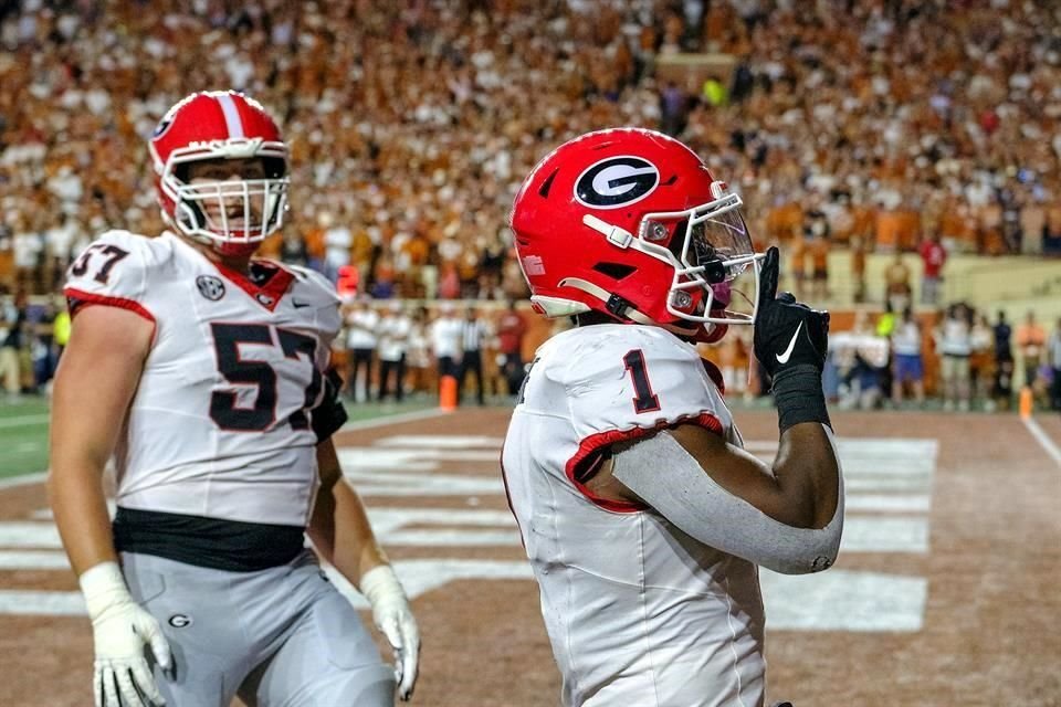 El corredor de Georgia, Trevor Etienne (1), celebra su touchdown durante la primera mitad del duelo ante Texas.