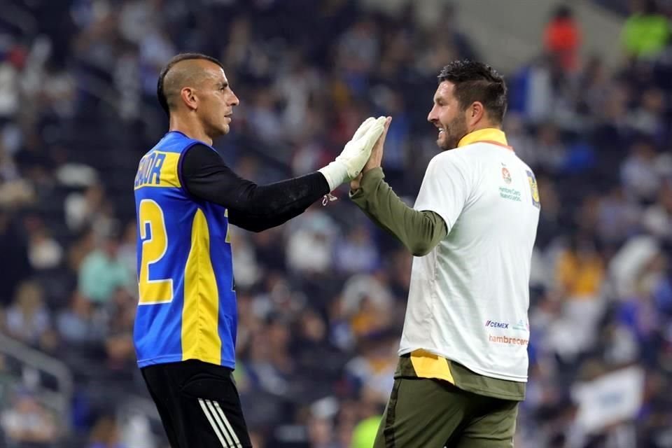 Nahuel Guzmán (izq.) y André-pierre Gignac cada vez son más históricos en los Clásico Regios.