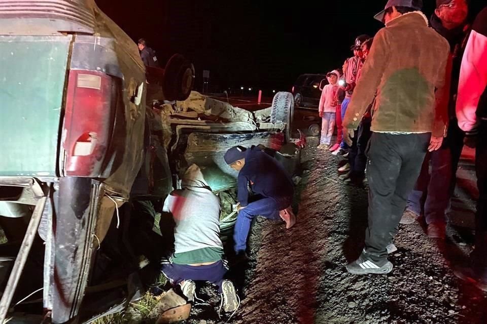 Una persona fallece tras el choque entre un tractocamión y una camioneta, que terminó volcada, en Galeana.