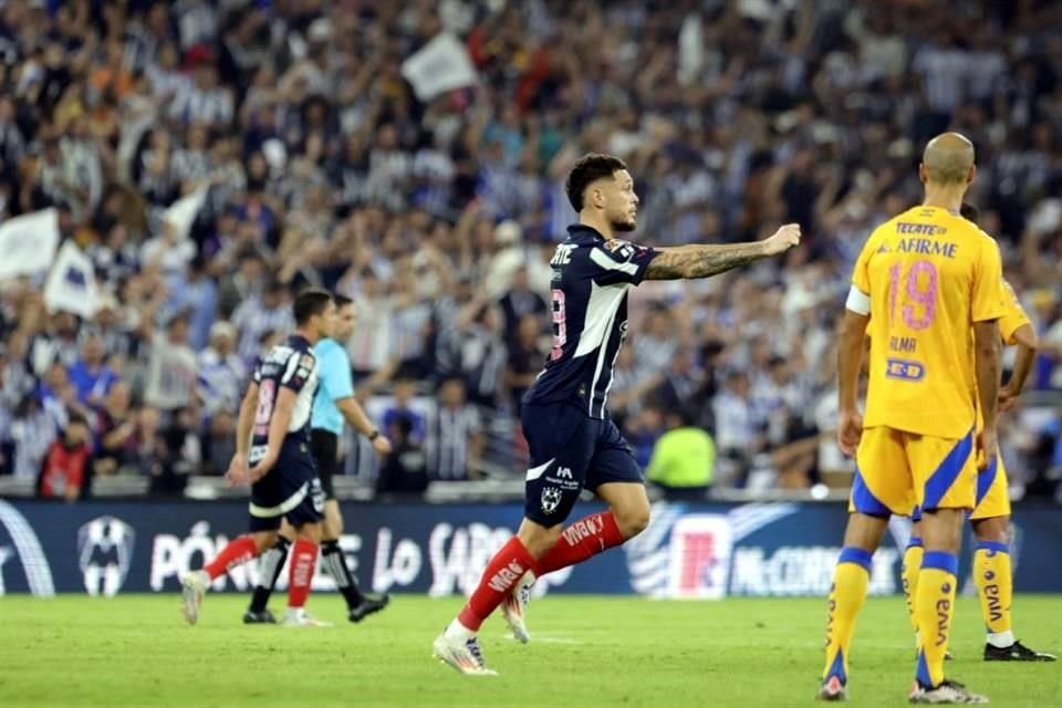 Lucas Ocampos (al centro) celebra la tercera anotación de Rayados por la vía del penalti.