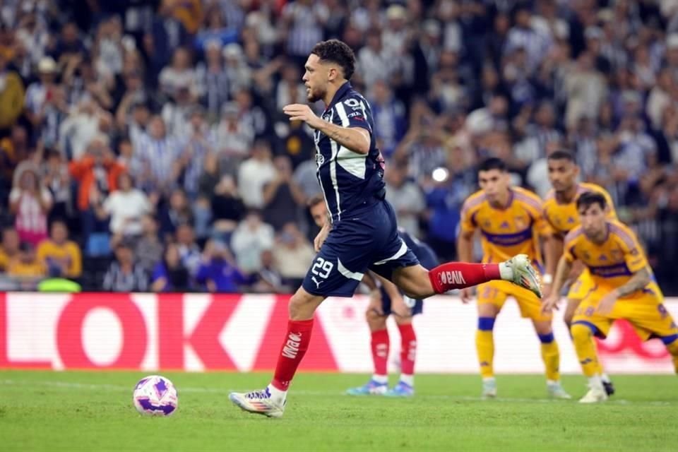 Así ejecutó Lucas Ocampos el penalti a favor de Rayados.