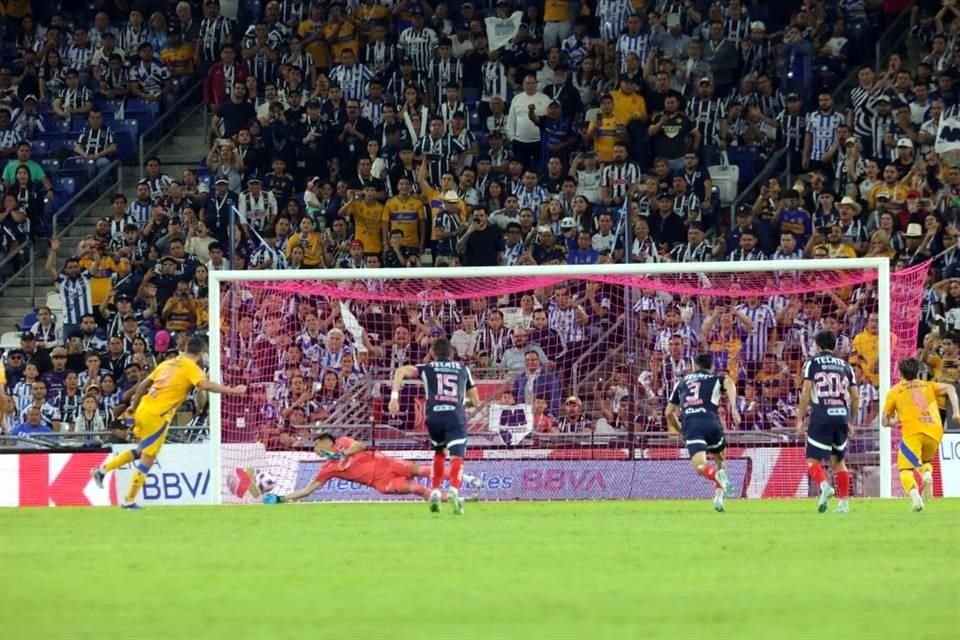 Así batió Gignac a la portería de Rayados, para marcar el segundo gol de Tigres, fue por la vía del penalti.