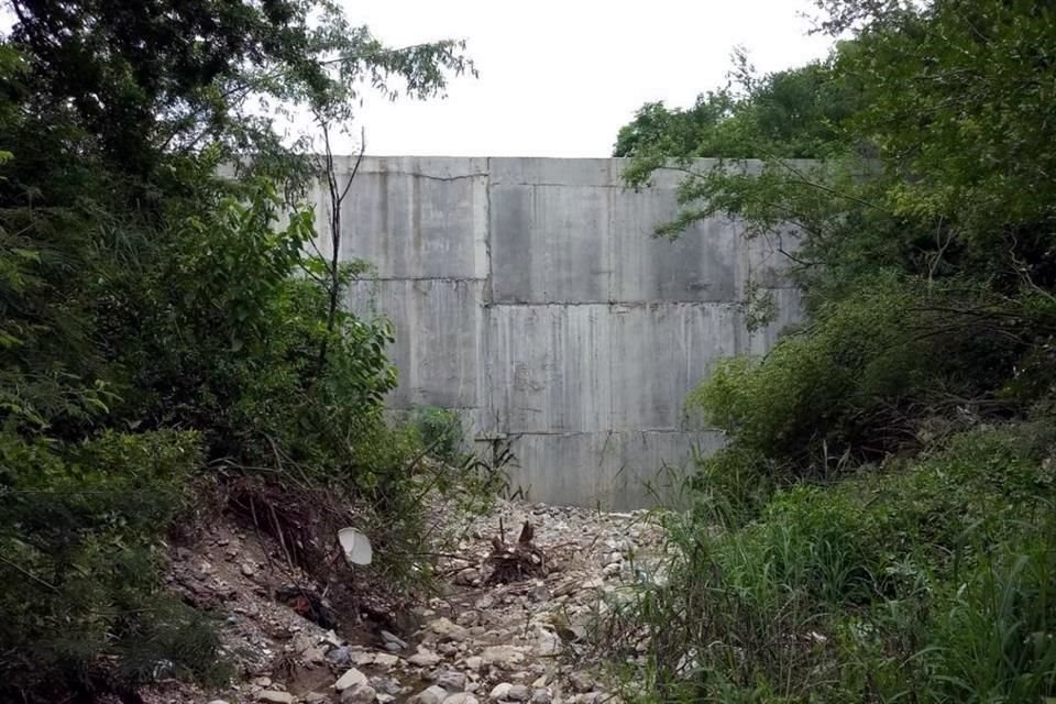 La represa fue construida en las faldas del Cerro de la Silla para controlar la caída de agua.