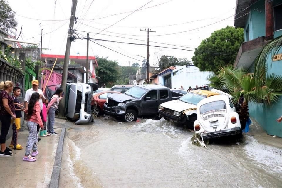 La corriente arrastró 13 vehículos en la Colonia Nuevo México, en Guadalupe, la madrugada del jueves.