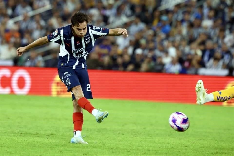 Fimbres prendió un balón desde fuera del área para anotarle un golazo a Nahuel.